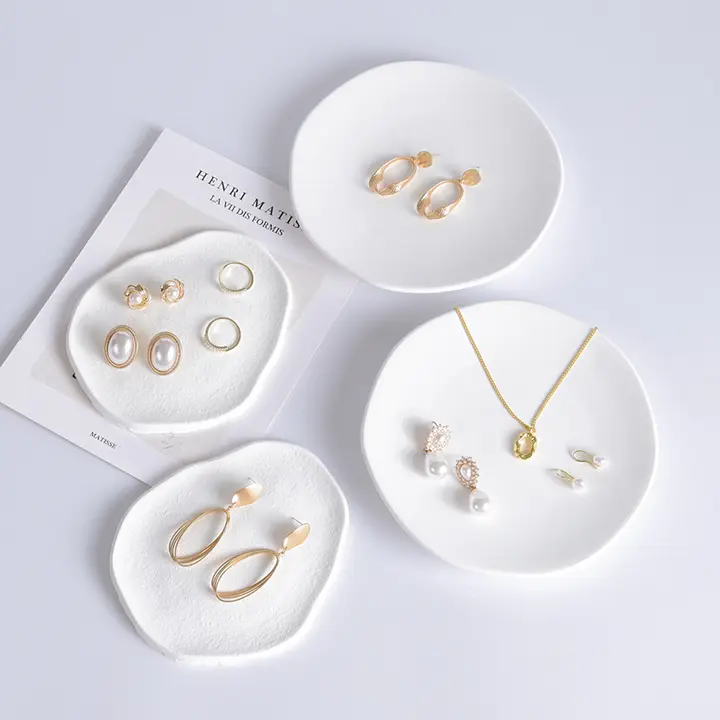 石膏製の白いジュエリートレイ【アクセサリー展示用・イヤリング・ネックレス・リング用】