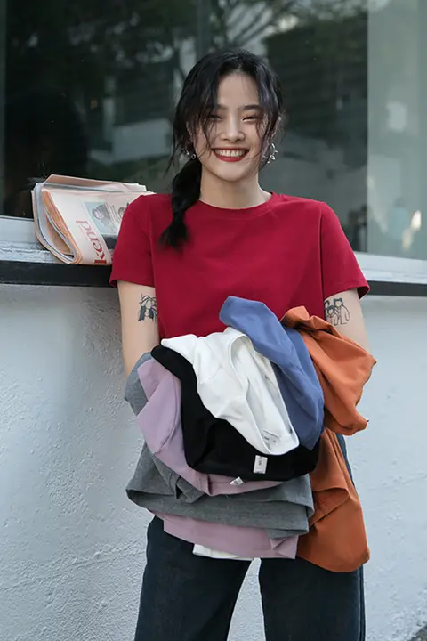 レディース 夏用 ショートスリーブTシャツ【コットン・タイトフィット・カラー展開：ホワイト、レッド、ブラック】