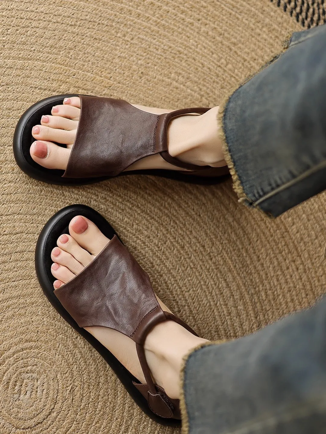 柔らかい羊革のフラットサンダル：クッション性と通気性のバランスを実現
