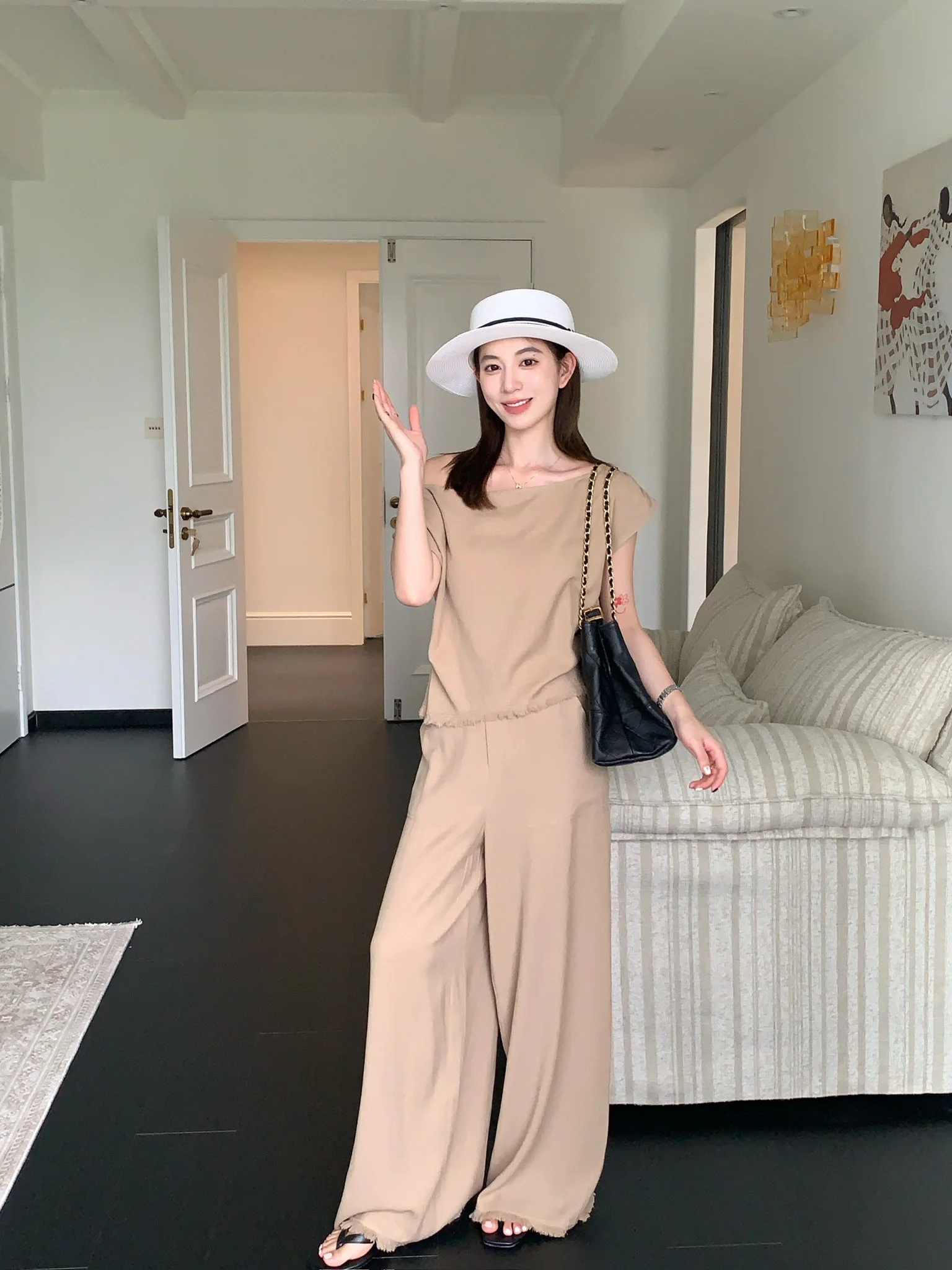 パンツスーツのブラウスを選ぶときに迷うのは、どんな色か？