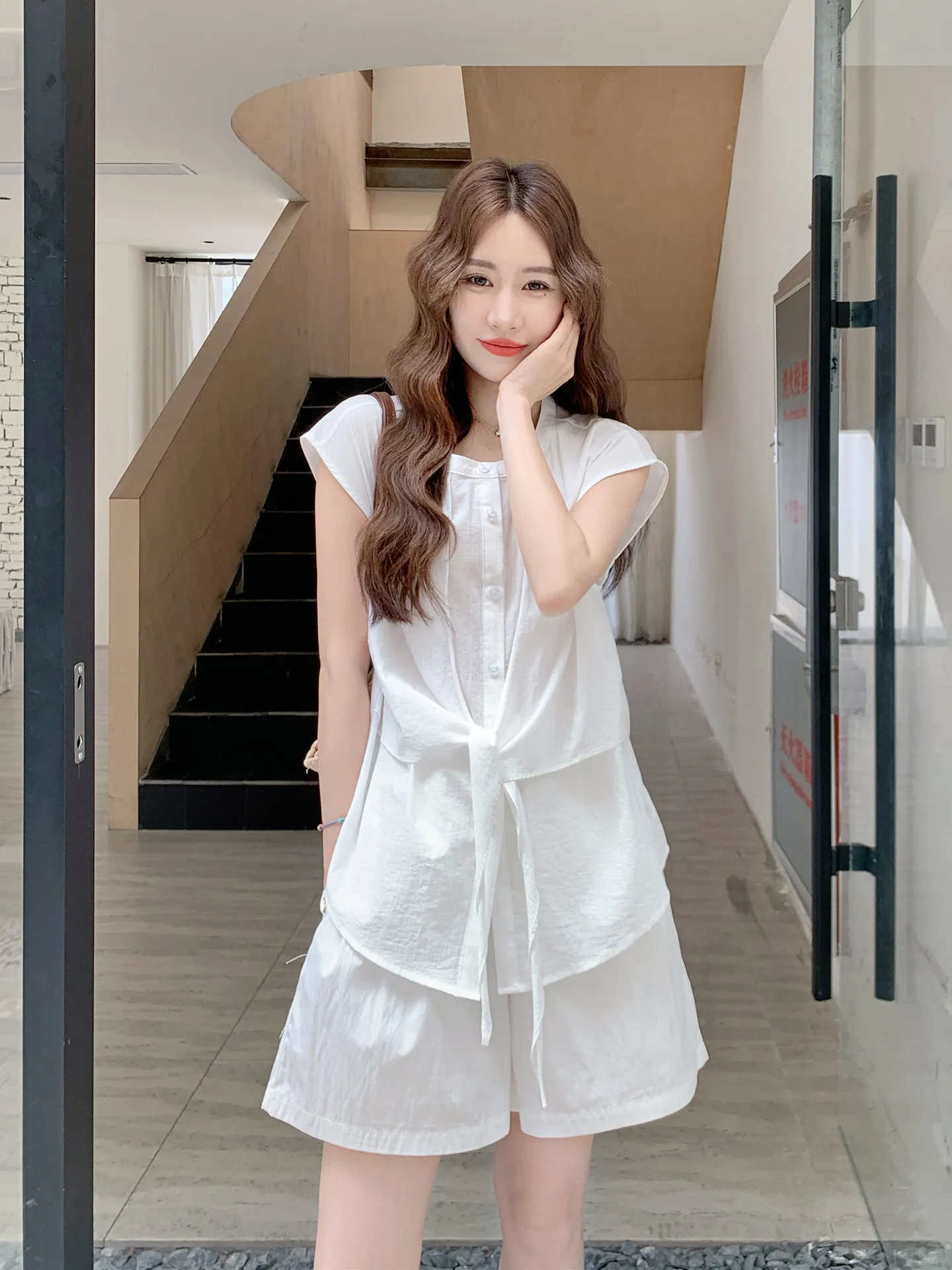 30代女性の夏にぴったりな「白い薄手シャツ」と「ショートパンツ」のセットは、どう選ぶ？