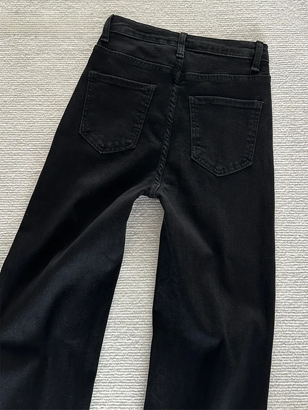 40代の女性にぴったりな黒パンツは、どう選ぶ？