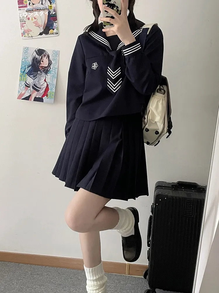 修学旅行に着る女子高校生向けセットアップは、無地のセーラーシャツと百褶スカートがベスト？