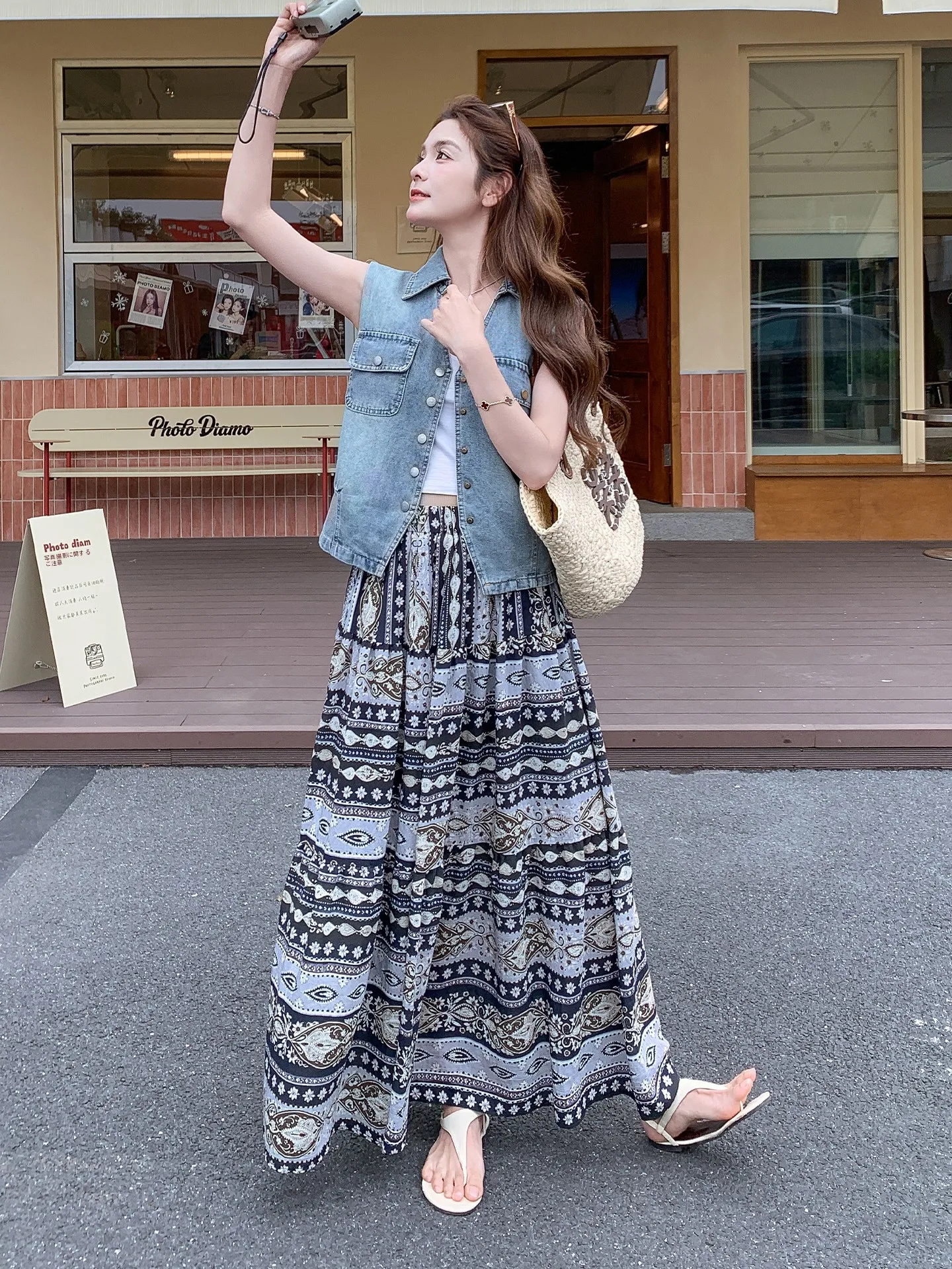 ボーダー デニム コーデ：カジュアルで洗練された女性用デニムベストとボヘミアン風スカートの組み合わせ