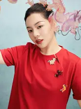 新中式デザインの馬モチーフラウンドネック半袖Tシャツ【サテン風・コントラストパネル】