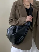 大容量の黒いしわ加工ソフトレザーショルダーバッグ【カジュアル・ラウンドデザイン】