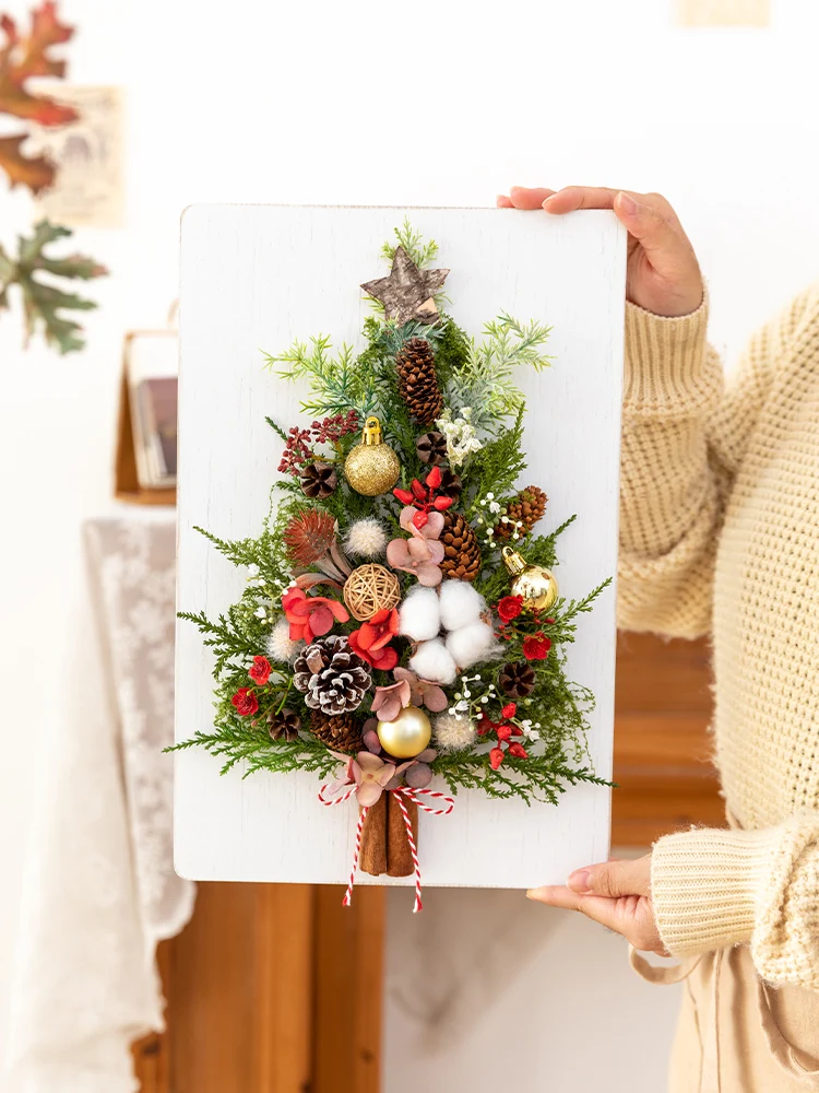 クリスマスシーンの壁掛けデコレーション：松葉の半分のツリーが12月の季節感を表現