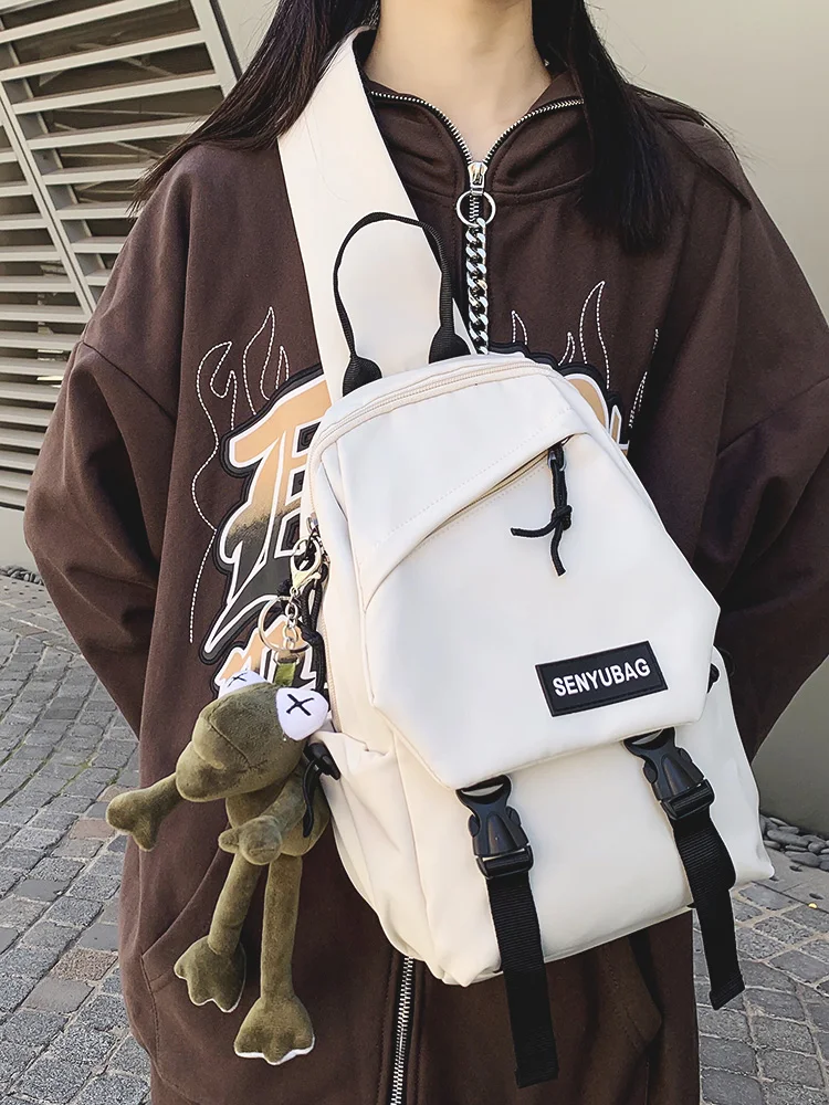 帆布製のスポーツショルダーバッグはカジュアルな日常使いに最適か
