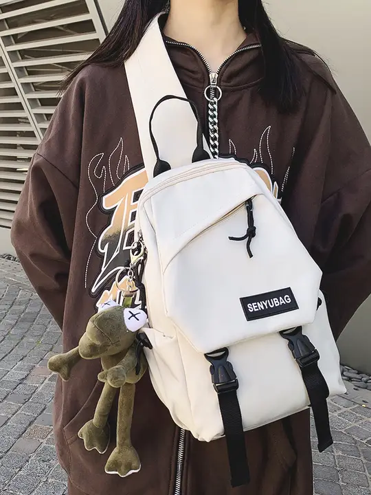 帆布製のスポーツショルダーバッグ【カジュアル・機能的デザイン】