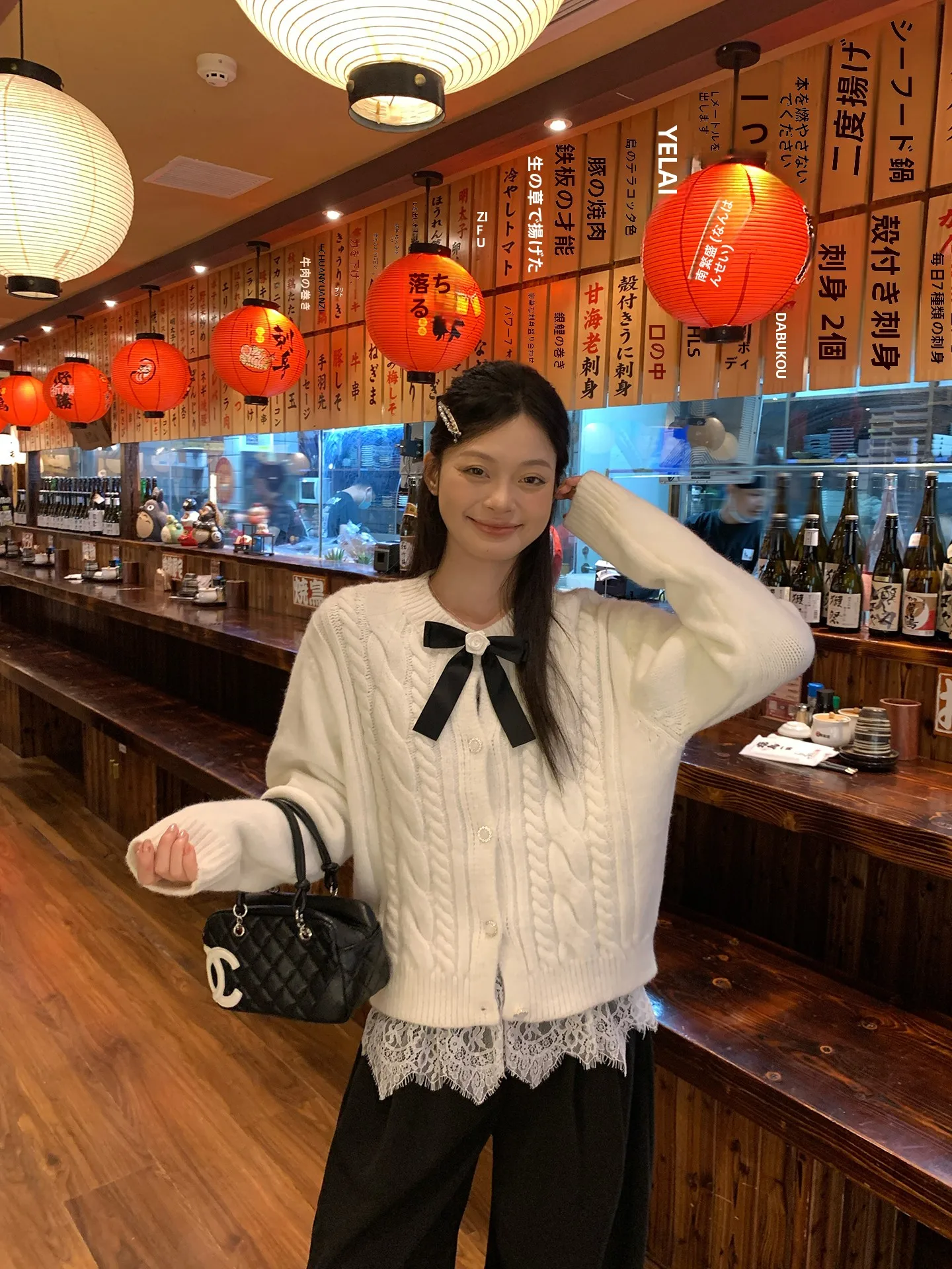 20代後半女性が冬の通勤に選ぶべきトップスは？黒と白のレースレイヤードトップスが解決するリアルな悩み