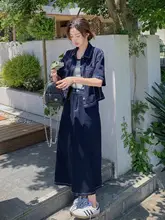 深い青の薄手デニムシャツとスカートのコーディネート（セットアップ対応）
