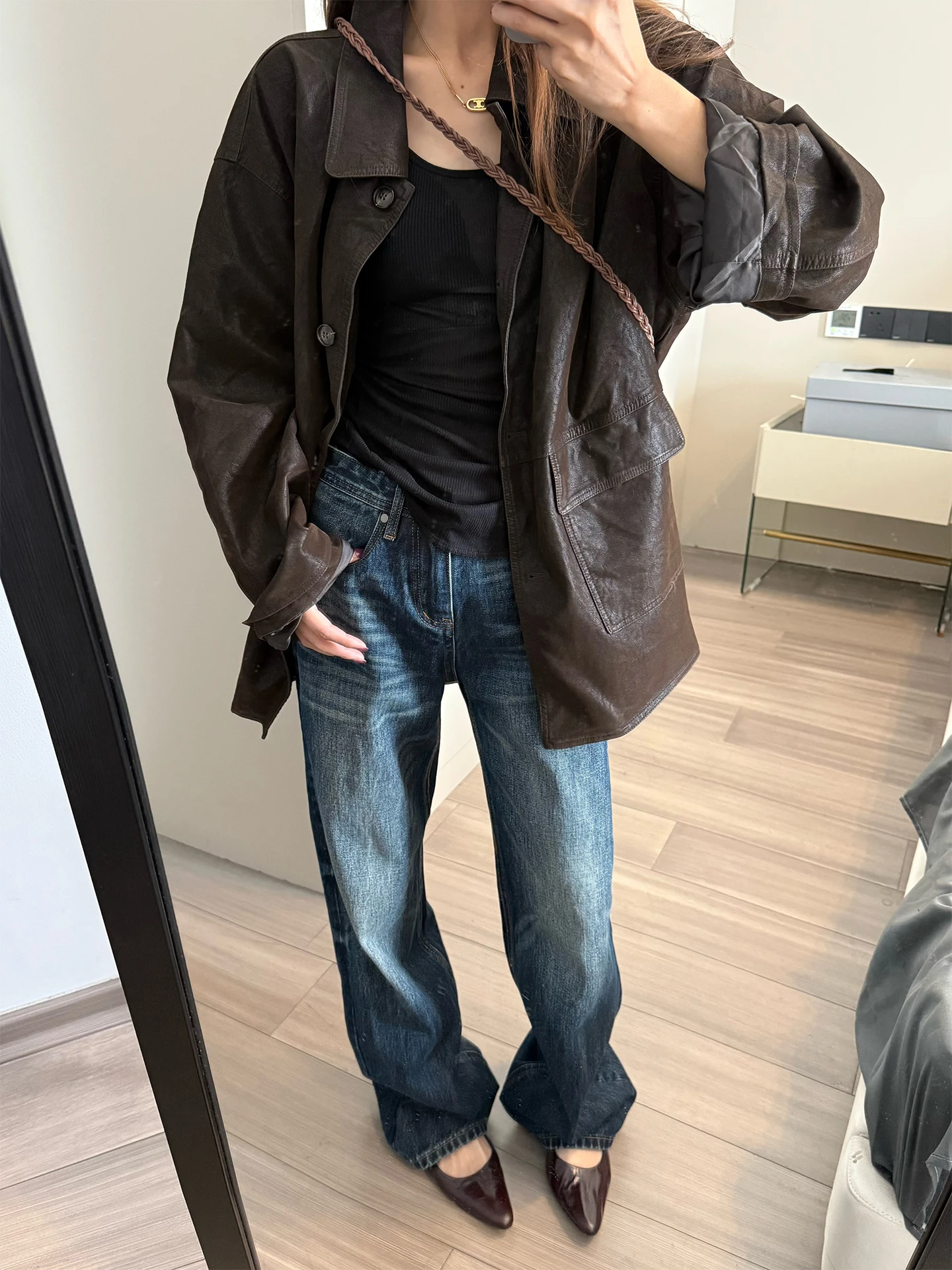 透けるタンクトップはなぜ気になる？その裏にあるファッションの本質とは