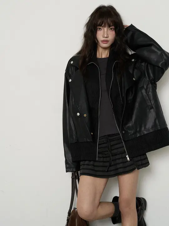 高級感あるゆったりしたハイネック風合いのダークレザージャケット【ショート丈・偽二重デザイン】