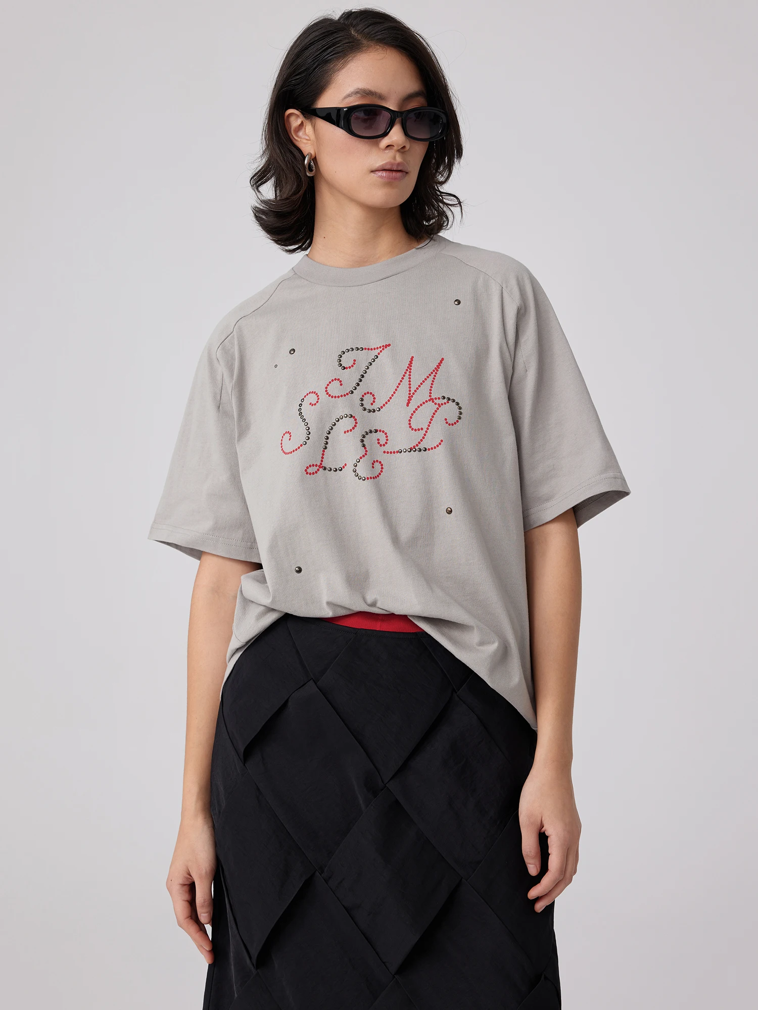 ヴィンテージロゴデザインのダイアモンドTシャツ：シンプルで親しみやすいデザインの選択肢