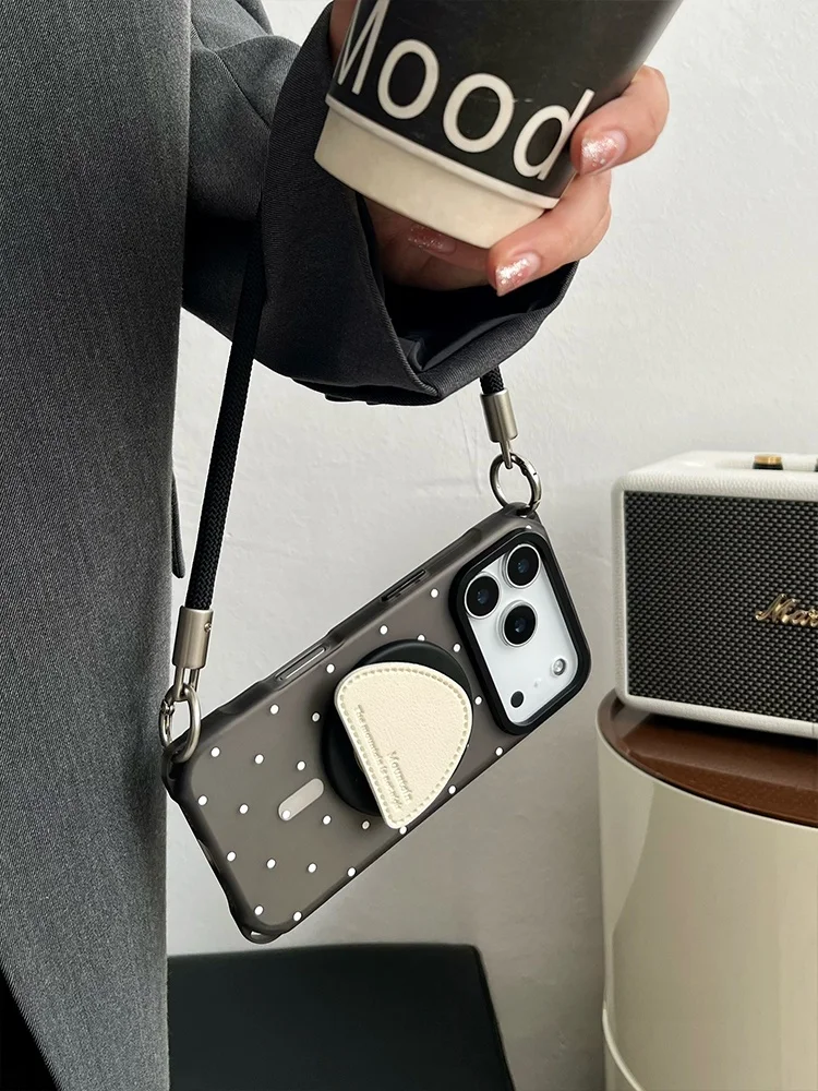 磁気吸着レザー製斜め掛けスタンドケース：インスタ風デザインでスマートフォンを保護する実用性