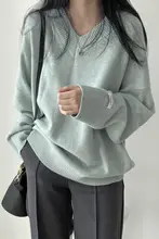 感漂うグレーVネックニットセーター【春用・中長丈・ゆったりシルエット・体型カバー】