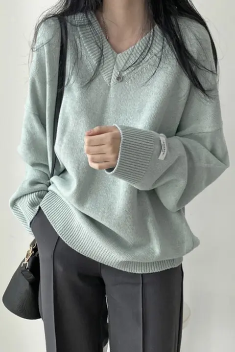 感漂うグレーVネックニットセーター【春用・中長丈・ゆったりシルエット・体型カバー】