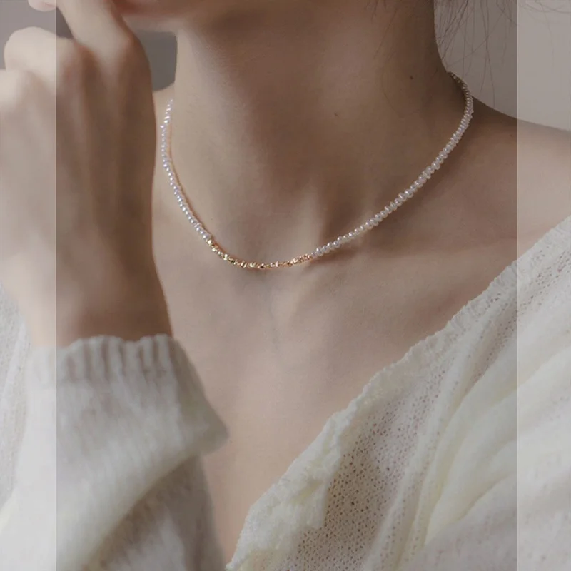 小粒の金色パール風ネックレス：高校生女性向けの軽やかなオリジナルデザイン