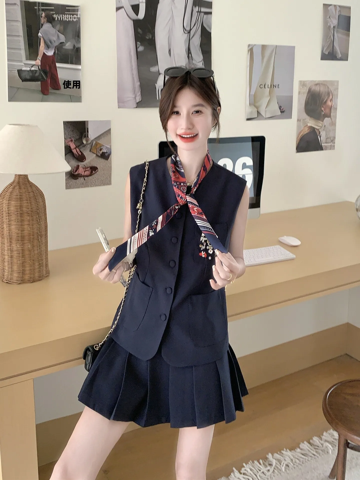 深い青の韓国風JK制服ベストとプリーツスカート：大学生合コンに最適な夏用セットアップの選び方