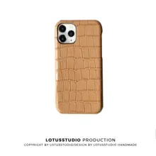 艶やかなミルクティーカラーの牛革エンボススマートフォンケース【シンプルデザイン・iPhone用】