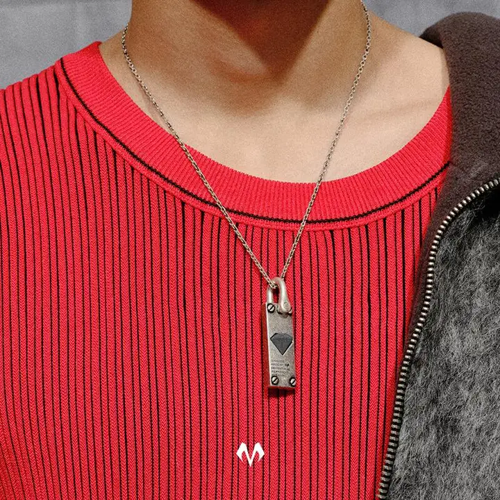 グレーのダイヤモンドデザインのネックレス【男性用・おしゃれで高級感あり】