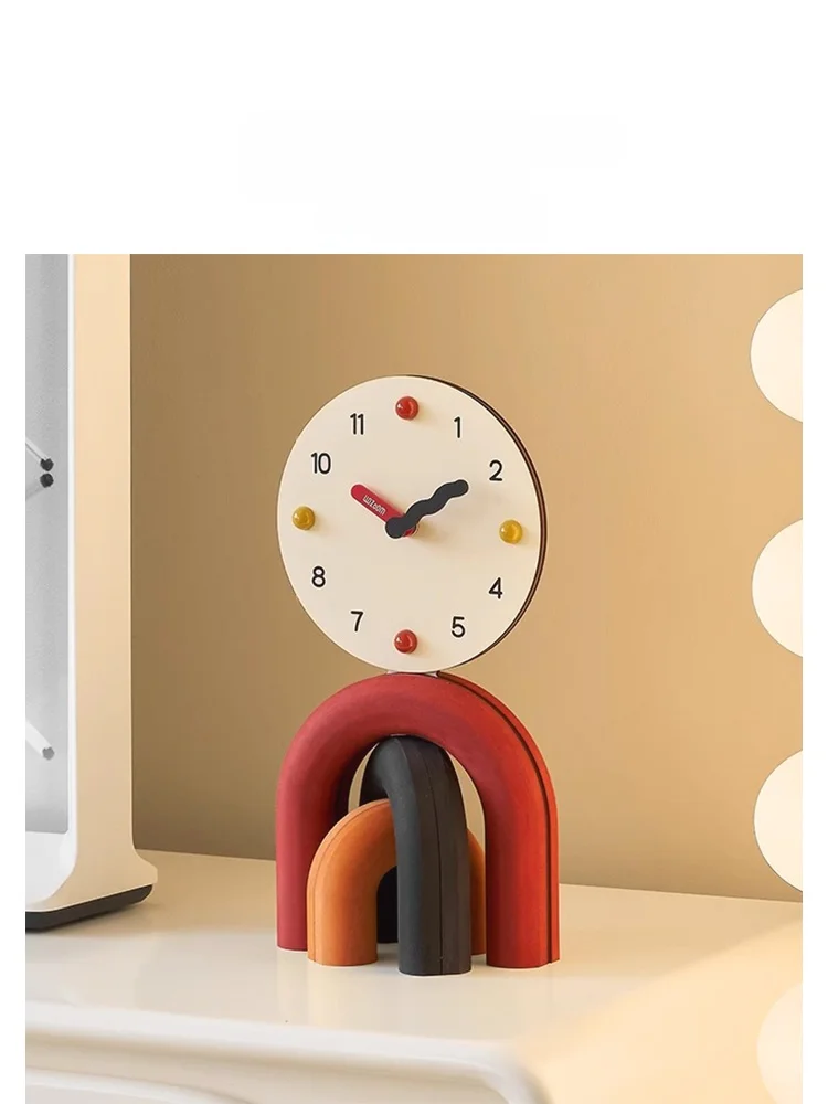 リビングのアクセント小物としてどう選ぶ？北欧風のシンプルさと遊び心を融合したテーブルオブジェの選び方