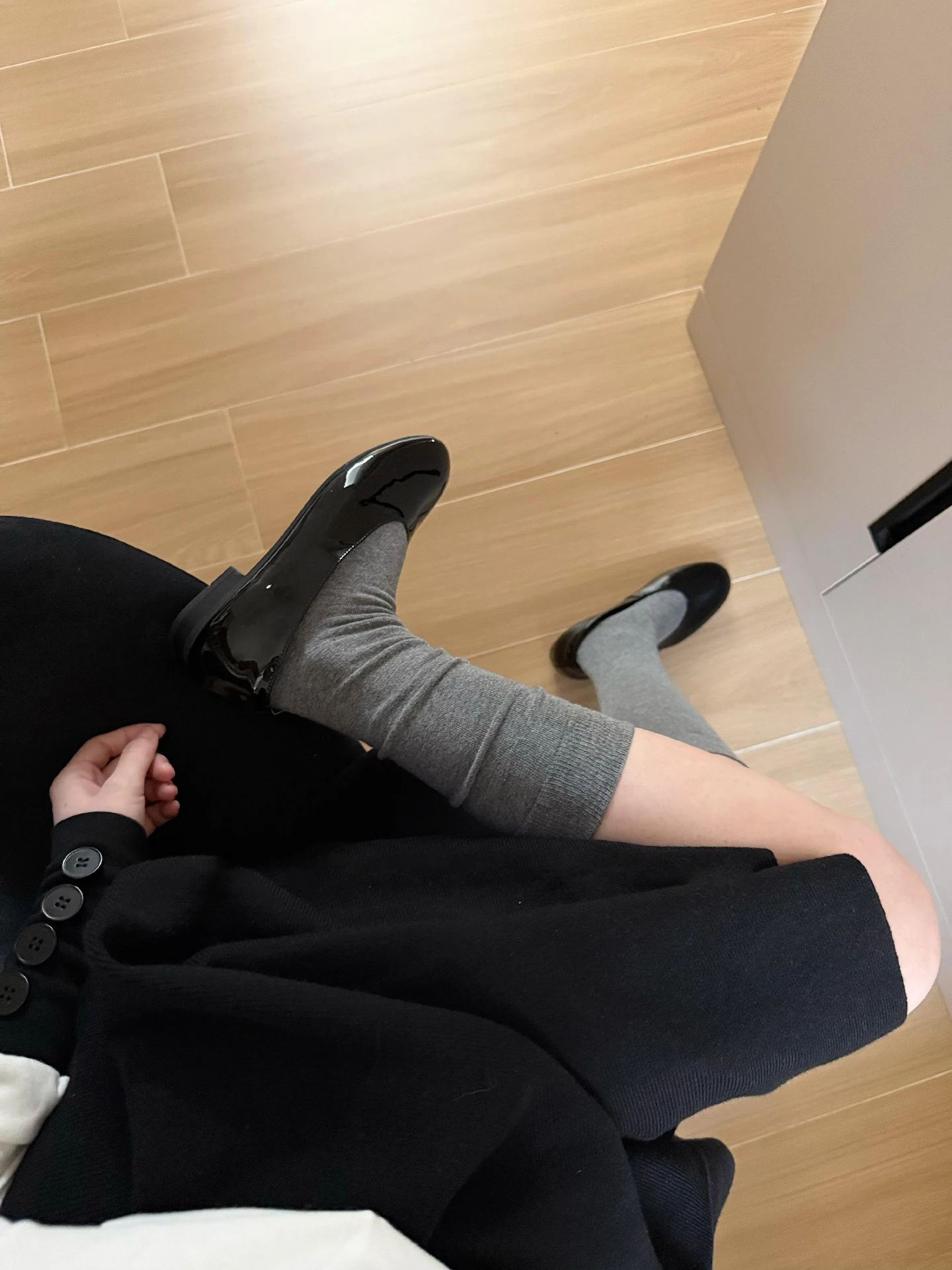 浅灰色小腿ソックスと黒のパンプスのセット：春秋スタイルに最適なシンプルコーデ