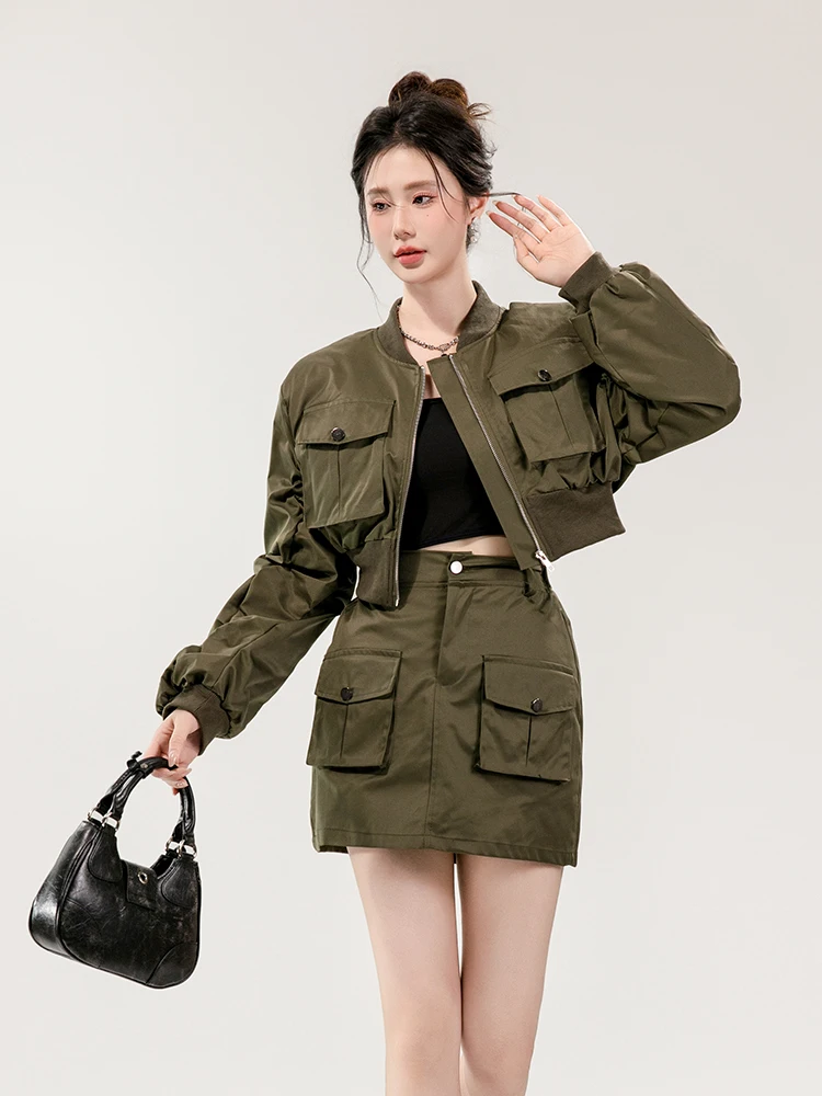 4月に大学生が着るべき服は？工装スタイルのジッパーショートジャケットとハイウエストスカートが今季のベストな選択肢