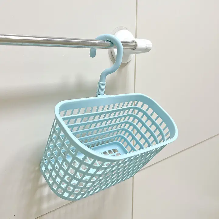 通気性抜群！プラスチック製の小型吊り籠【水切り機能付き・収納バスケット】