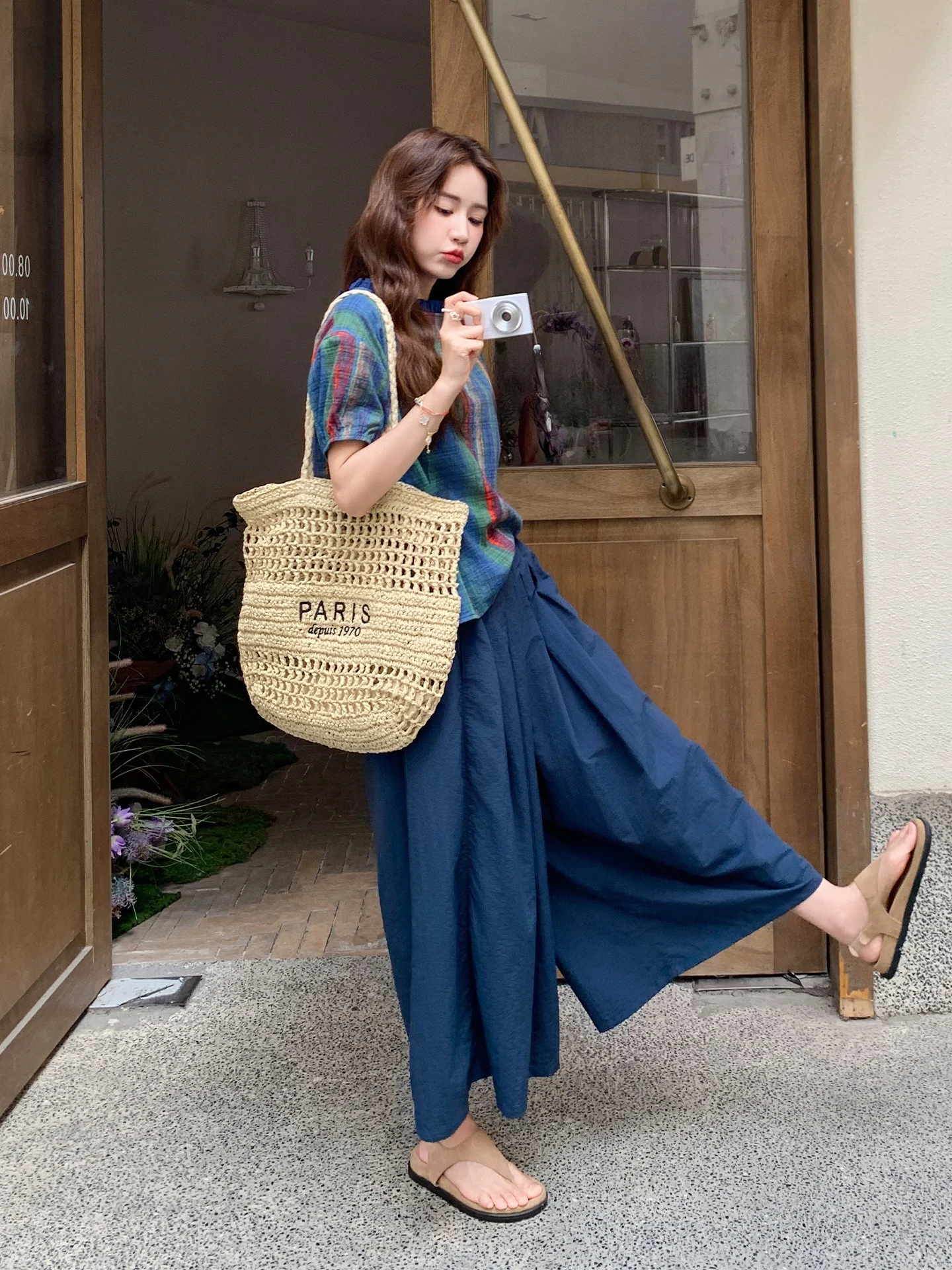 韓国スタイルの夏コーデをどう選ぶ？ブルーのストライプトップスとワイドパンツのセットが今、注目されている理由