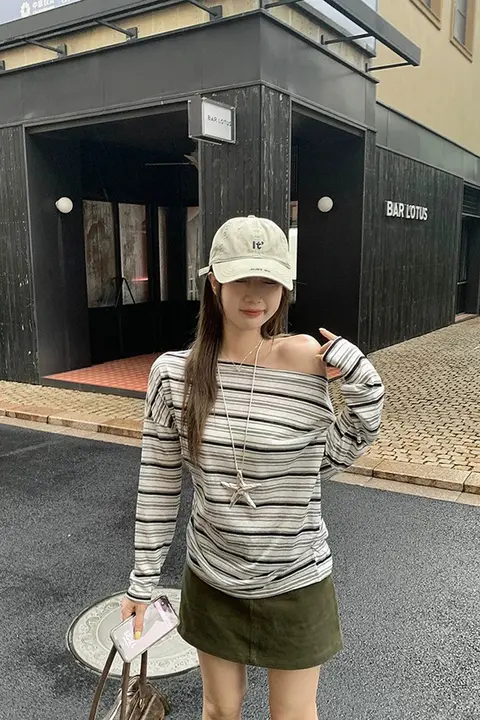 白ストライプデザインのオフショルダー防晒Tシャツ【ウエスト絞り・長袖・春用】