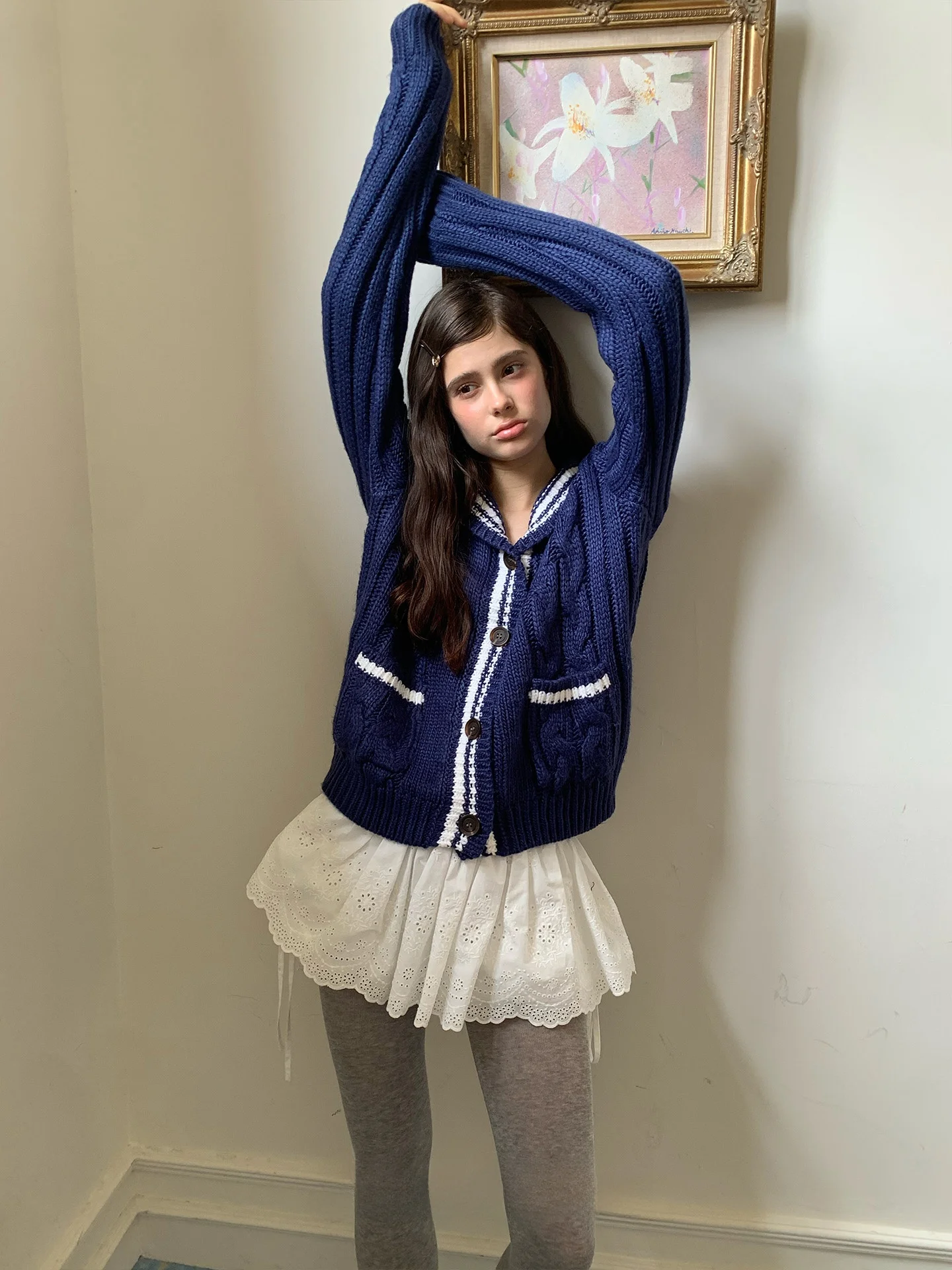 白色刺繍レース付きリボンデザインのポンポンスカートパンツ：少女風の日常着としての実用性と着回し可能性