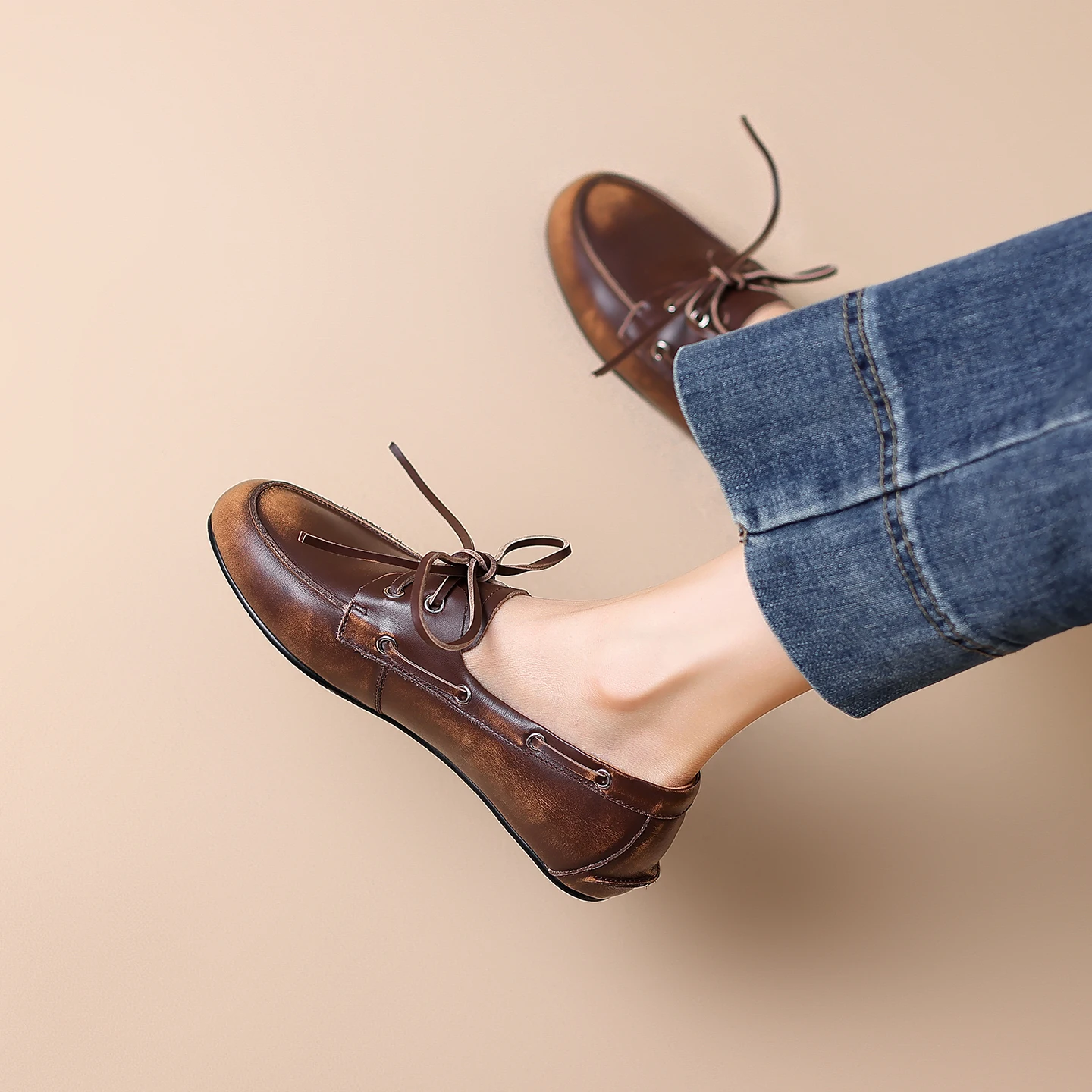 どんな服にも合う靴の色は？ヴィンテージ風のフラットシューズが解決するリアルな悩み