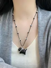黒猫デザインの花とパールの編み込みネックレス【ユニークで可愛い・ニットトップス用】