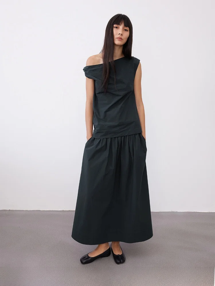 今時の服で通勤が楽しくなる秘密は？肩部不対称デザインのセットアップに迫る