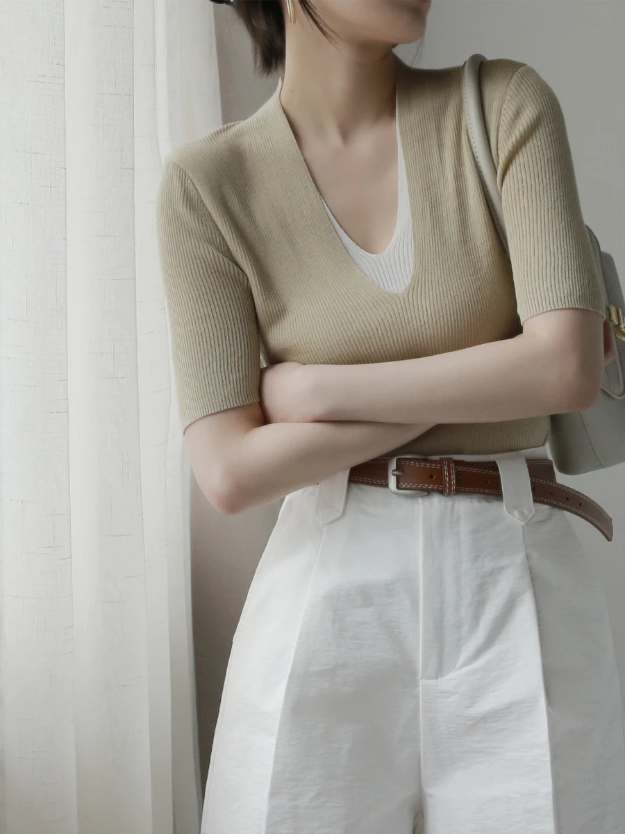 スキニー シャツインを着るなら、今こそ選ぶべき「薄手のレイヤードニットシャツ」は？