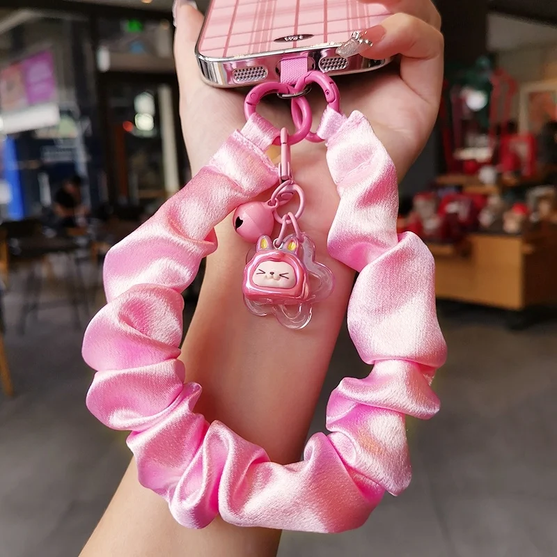 スマホショルダーストラップ おしゃれ：布製シルク風短款チャーム付きモデルの実用性とデザイン特性