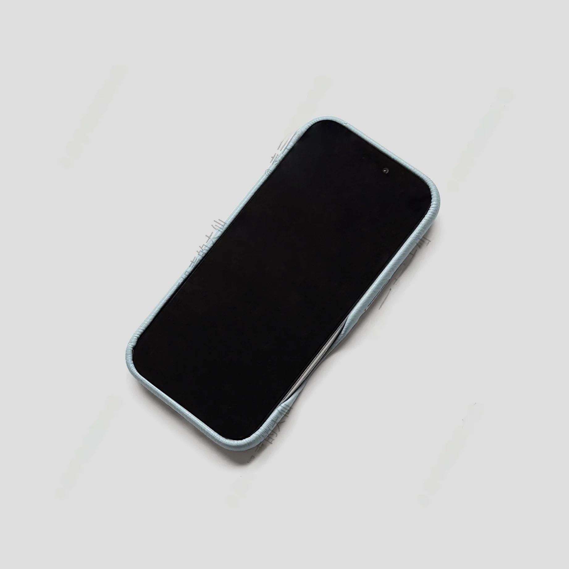 iPhone SE ケース 100均 キャンドゥ どちらが安心？柔らかなブルーの手作りケースで見つけた、日常の小さな幸せとは？