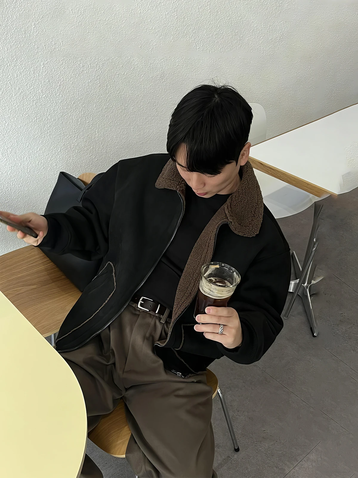 春コーデ メンズのバランスを決める1枚｜ブラックフェイクスエードコートの実測ガイド