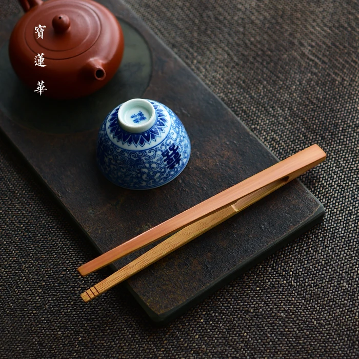 合皮手入れに欠かせないアイテムは？茶道の美しさが肌に伝わる、竹製の茶挟みとは