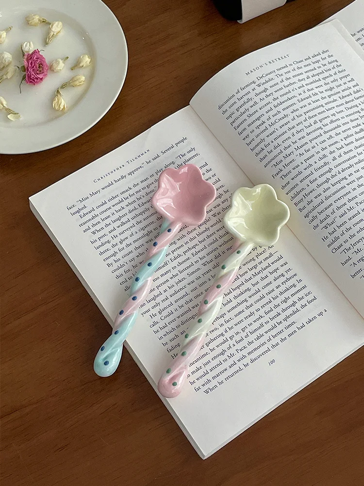 少女心をくすぐる花柄陶器スプーン：おしゃれな洋食器のインテリアデザイン実用性解析