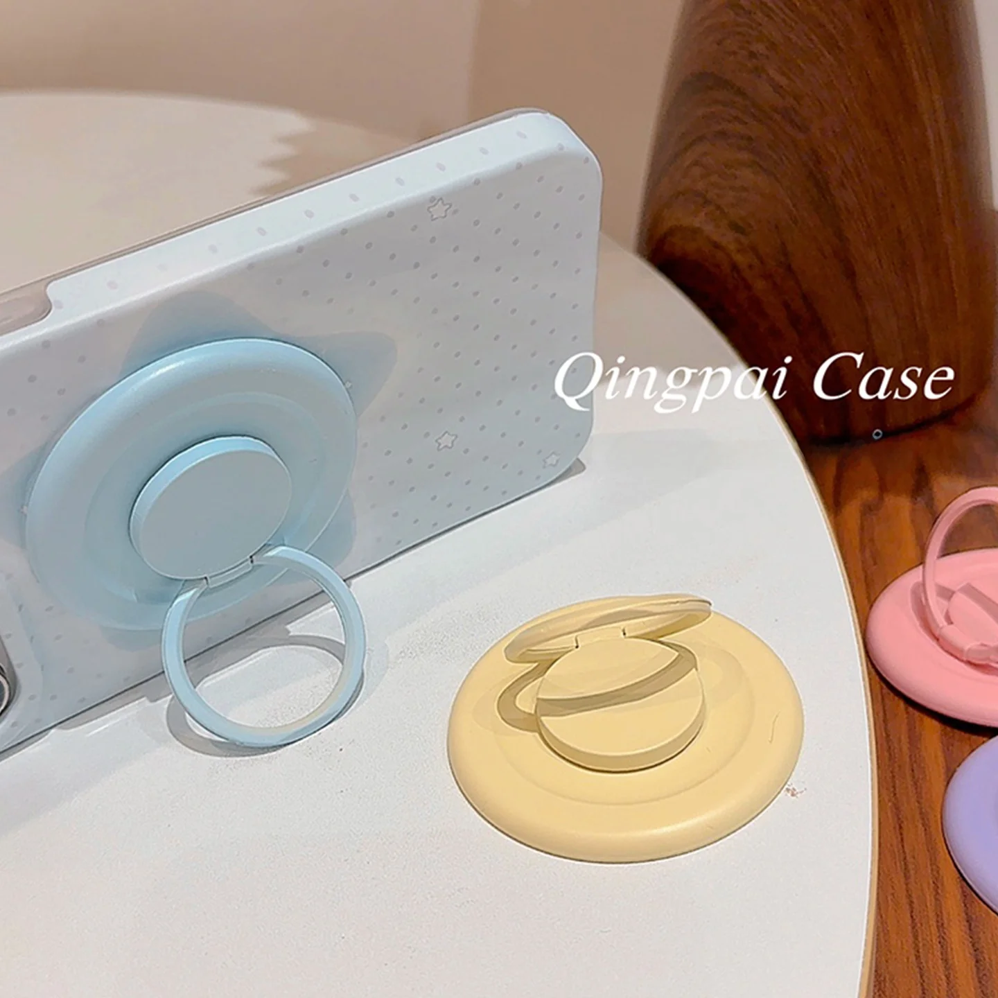 シンプルで回転可能な円形スマホホルダー：MagSafe対応強力吸着の実用性と設置位置の最適化
