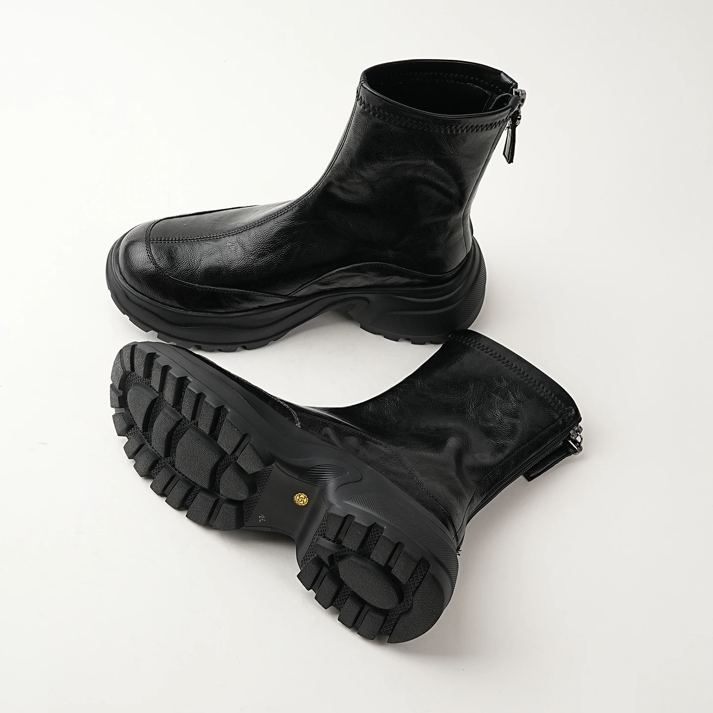 真皮製厚底ブーツ：秋冬通勤に最適な3〜5cm中跟デザインの実用性と脚の負担軽減