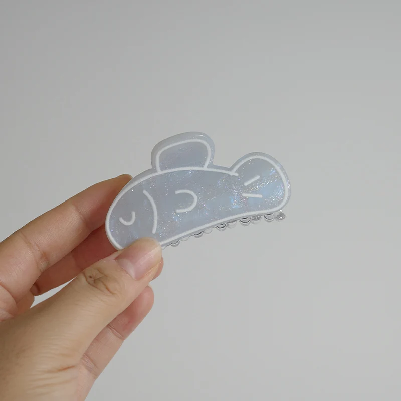 かわいい青い魚のヘアクリップ：前髪用アクリルヘアアクセのつけ方と使い方