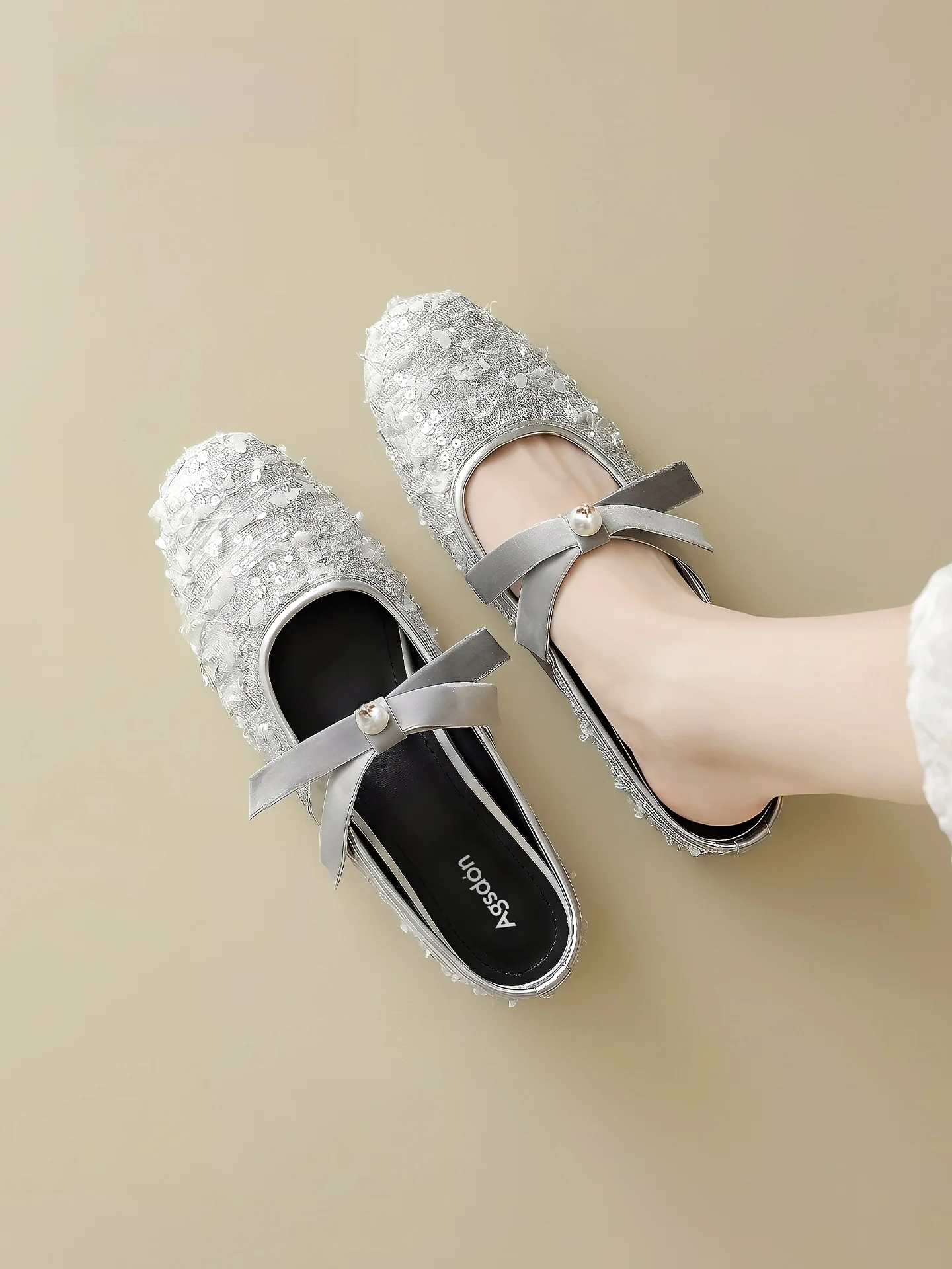 夏の足元に差し込む、フレンチスタイルのオープントゥスリッパはどのように選ぶ？