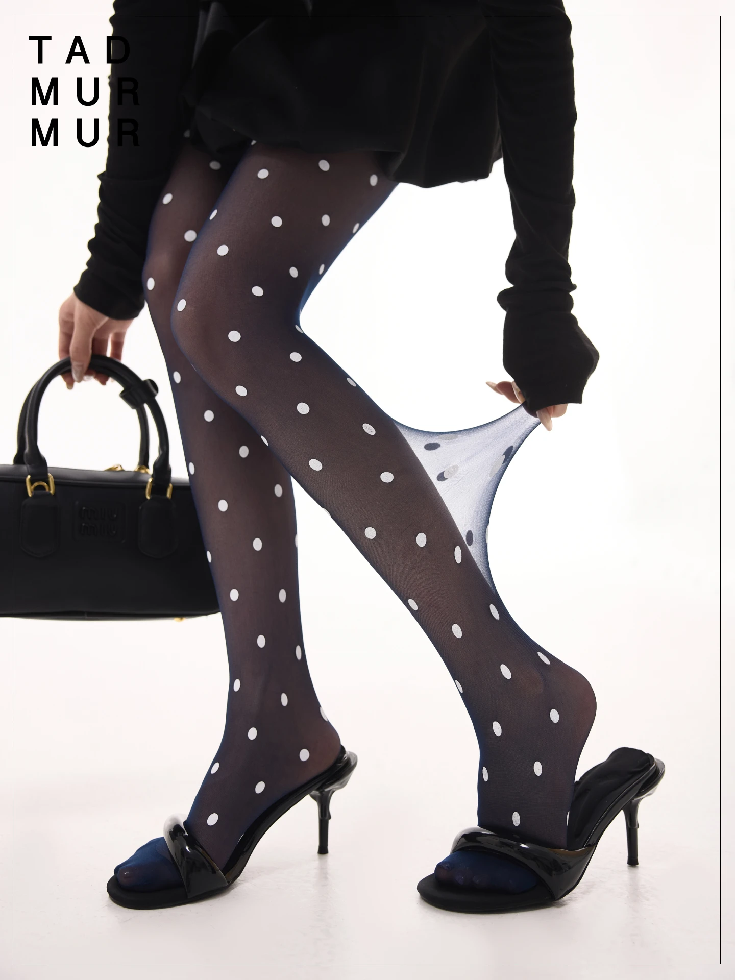 thigh highs をどう選ぶ？レトロなドットデザインが魅力のシースルータイツで、日常のスタイルを一気にアップデート
