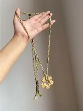 レトロな金色の手作りワイヤー編みハイビスネックレス【個性的でおしゃれ・鎖骨デザイン】