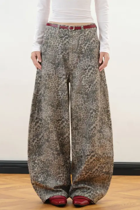 デニムパンツ レディース 豹柄 ウォッシュ加工 アメリカン風 オーバーサイズ カーブドシルエット 着痩せ フルレングス クール 「JUNECUT」