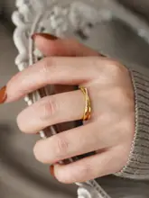 美しい輝き！ジルコニアクリスタル交差リング【個性的なデザイン・女性用・贈り物に最適】