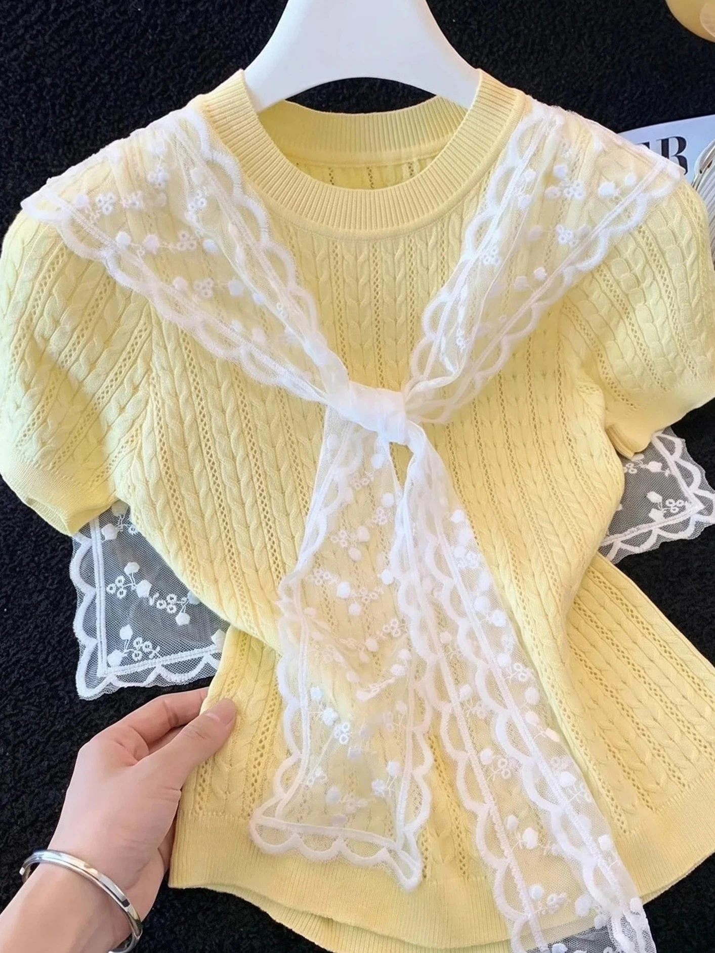 光沢感のあるクリーム色アイスシルクTシャツ：レディースフィットカーディガン付きの着用感と季節性